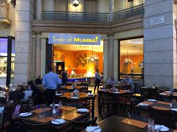 Late-Night Street Food Mumbai keeps the city alive with vendors serving hot meals even past midnight.